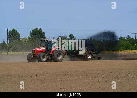 L'épandage de fumier de ferme terrain semé en france Banque D'Images