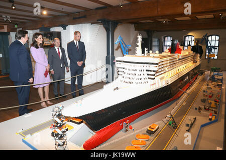 Le duc et la duchesse de Cambridge ont montré un modèle Lego du Queen Mary 2 pendant une visite du Musée Maritime de Hambourg en Allemagne. Banque D'Images