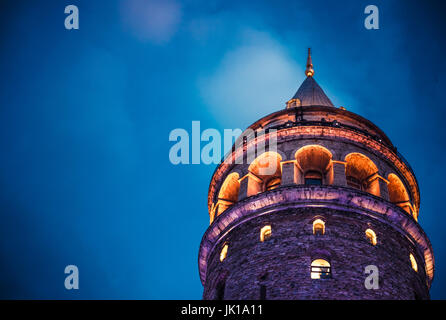 Nuit vue sur la Tour de Galata (Galata Kulesi) : Turc Galata (Kulesih) Christea Turris est une cité médiévale célèbre de la tour en pierre à beyoglu, Istanbul Banque D'Images