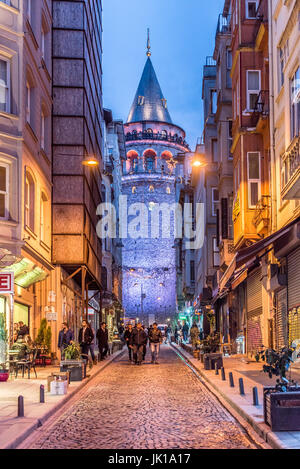 Vue de nuit sur la vieille rue étroite avec la tour de Galata (Galata Kulesi) : Turc appelé Christ tour par une génoise célèbre monument médiéval à Istanbul. Banque D'Images