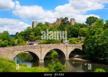 Ludlow Castle surplombe la rivière et pont Dinham Tgem, Shropshire. Banque D'Images