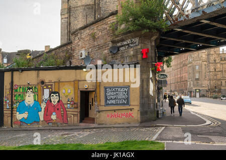 Les licences de Glasgow - 8h Petit déjeuner ouverture pub - pub bar Mackinnon, Gallowgate, Glasgow, Ecosse Banque D'Images