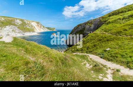 Avis de 'l'homme de guerre" plage adjacente à Durdle Door dans West Dorset Lulworth Banque D'Images