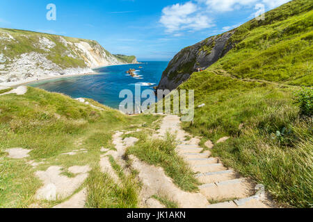 Avis de 'l'homme de guerre" plage adjacente à Durdle Door dans West Dorset Lulworth Banque D'Images