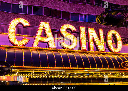 Las Vegas - Circa Juillet 2017 : Casino Neon Sign à la Fremont Street Experience. Fremont Street est l'ancre du centre-ville II Banque D'Images