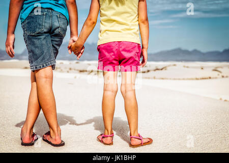 Mes filles pieds de sable au White Sands National Monument. Banque D'Images