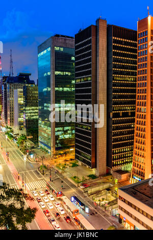 Vue nocturne de la célèbre Avenue Paulista, le centre financier de la ville et l'un des principaux lieux de São Paulo, Brésil Banque D'Images
