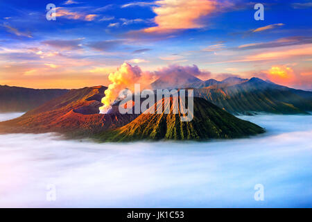 Le Mont Bromo volcan Gunung Bromo) (pendant le lever du soleil à partir de point de vue sur le mont Penanjakan en parc national de Bromo Tengger Semeru, l'Est de Java, Indonésie. Banque D'Images