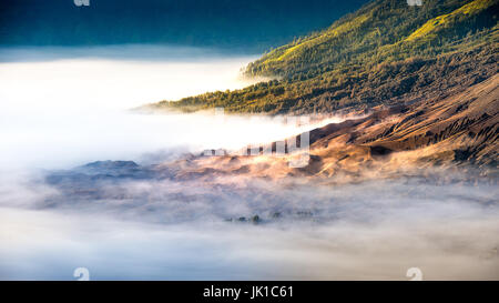 Le Mont Bromo volcan Gunung Bromo ()sur le mont Penanjakan en parc national de Bromo Tengger Semeru, l'Est de Java, Indonésie. Banque D'Images
