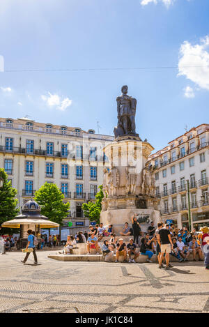Place de Lisbonne, la Praca Luis de Camoes square situé entre les quartiers de Chiado et Bairro Alto, au centre de Lisbonne, Portugal. Banque D'Images