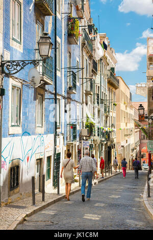 Lisbonne Bairro Alto, vue en été d'un couple d'âge moyen marchant dans une rue colorée dans le quartier Bairro Alto de Lisbonne, Portugal. Banque D'Images