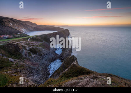 Lulworth Cove et trou de l'escalier dans le Dorset. Banque D'Images