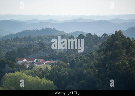 Le paysage près de la ville de Monchique dans la Sierra de Monchique, à l'Algarve du Portugal en Europe. Banque D'Images