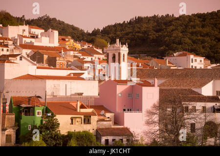 La vieille ville de Monchique dans la Sierra de Monchique, à l'Algarve du Portugal en Europe. Banque D'Images