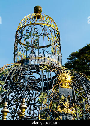 La cage dorée en fer forgé dans le jardin à Melbourne Hall dans le Derbyshire, Angleterre du sud Banque D'Images