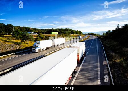 Les camions roulant sur une route panoramique,portrait d'un pont. Banque D'Images