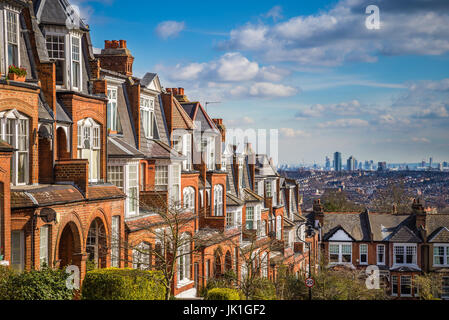 Londres, Angleterre - Maisons et appartements en brique typique et vue panoramique de Londres sur un beau matin d'été avec ciel bleu et nuages pris de Hil Muswell Banque D'Images