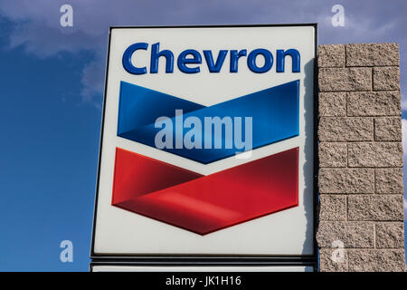 Las Vegas - Circa Juillet 2017 : Station d'essence au détail Chevron. Chevron trace ses racines à la Standard Oil Corporation III Banque D'Images