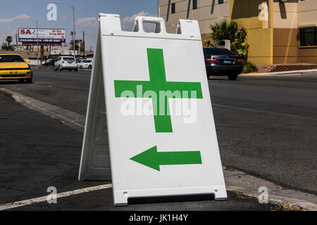 Las Vegas - Circa Juillet 2017 : la croix verte signe. La croix verte est un symbole commun utilisé dans la communauté de la marijuana. Un certain nombre d'États ont légalisé p Banque D'Images