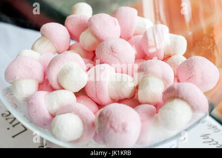 Bonbon rose et blanc les guimauves dans bol Banque D'Images