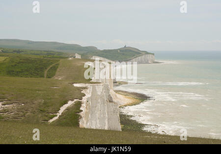 Vue le long des falaises de craie sept Sœurs de Cuckmere Haven, près de Eastbourne, East Sussex, Angleterre. Beachy Head dans la distance. Banque D'Images