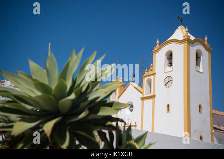 L'église dans le village de Luz à l'Algarve du Portugal en Europe. Banque D'Images