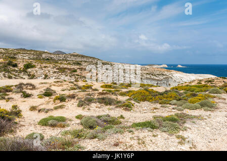 Belle plage avec des roches volcaniques dans le île de Milos Sarakiniko, Cyclades, en Grèce. Banque D'Images