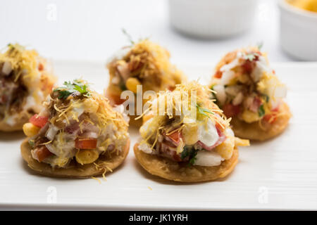 Sev sev Puri Puri Btata / / papdi chat - collations indiennes populaires point - Indian street food, selective focus Banque D'Images