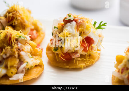 Sev sev Puri Puri Btata / / papdi chat - collations indiennes populaires point - Indian street food, selective focus Banque D'Images