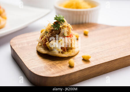 Sev sev Puri Puri Btata / / papdi chat - collations indiennes populaires point - Indian street food, selective focus Banque D'Images