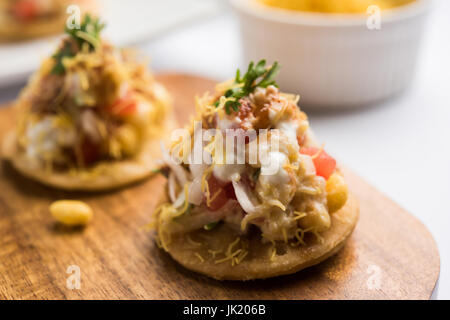 Sev sev Puri Puri Btata / / papdi chat - collations indiennes populaires point - Indian street food, selective focus Banque D'Images