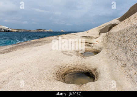 Des formations de roche volcanique façonné par le vent et les vagues en plage de Sarakiniko sur l'île de Milos. Cyclades, Grèce. Banque D'Images