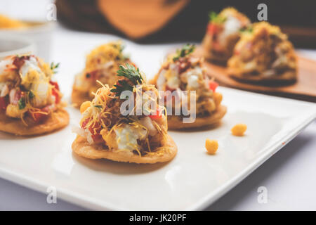 Sev sev Puri Puri Btata / / papdi chat - collations indiennes populaires point - Indian street food, selective focus Banque D'Images