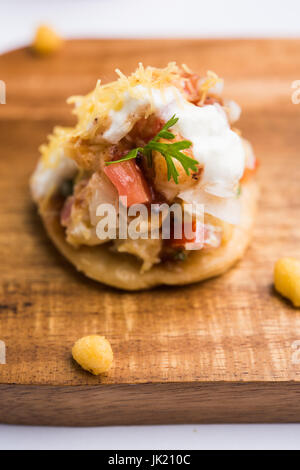 Sev sev Puri Puri Btata / / papdi chat - collations indiennes populaires point - Indian street food, selective focus Banque D'Images