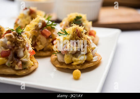 Sev sev Puri Puri Btata / / papdi chat - collations indiennes populaires point - Indian street food, selective focus Banque D'Images