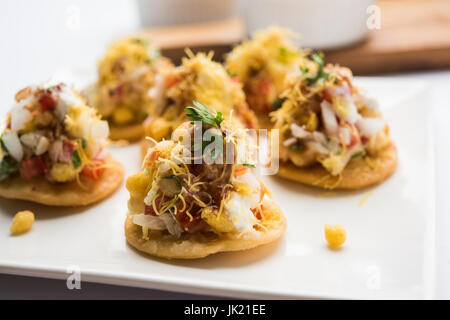 Sev sev Puri Puri Btata / / papdi chat - collations indiennes populaires point - Indian street food, selective focus Banque D'Images