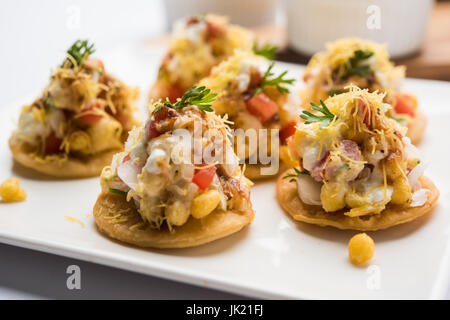 Sev sev Puri Puri Btata / / papdi chat - collations indiennes populaires point - Indian street food, selective focus Banque D'Images