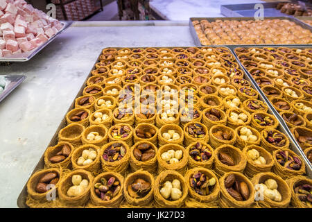 Un grand choix de friandises est en vente et affichée à un marché sur la place Taksim, située à Istanbul, Turquie. Banque D'Images