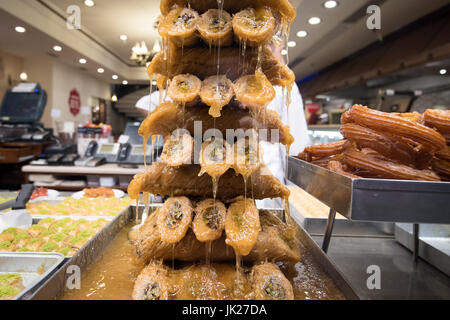 Un grand choix de friandises est en vente et affichée à un marché sur la place Taksim, située à Istanbul, Turquie. Banque D'Images