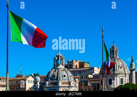 Drapeaux dans le vent sur Monumento Nazionale a Vittorio Emanuele II ou l'Altare della Patria (Autel de la patrie), Rome, Italie. Banque D'Images