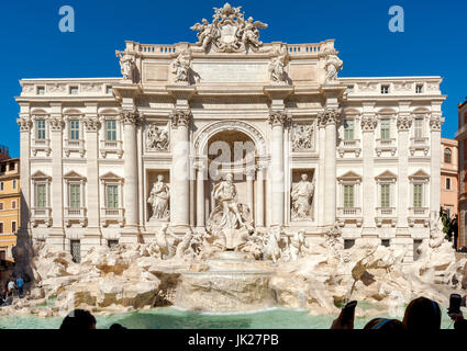 Rome, Italie - 1 mars 2017 : les touristes en face de la "Fontaine de Trevi.' certains prennent des photos, d'autres autoportraits. Banque D'Images