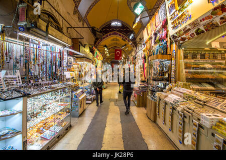 Les hommes à pied à travers une ligne de bijoux et d'épices en vente au Grand Bazar à Istanbul, Turquie, l'un des pays les plus visités et les plus anciens monuments Banque D'Images