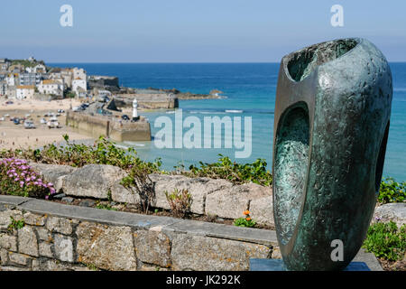 Barbara Hepworth Sculpture sur l'affichage à vue surplombant St Ives, Cornwall Banque D'Images