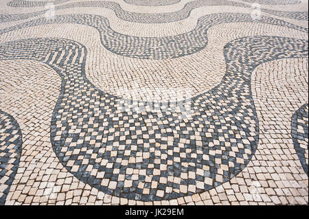 Revêtement traditionnel portugais (cobblestone) à Lisbonne, Portugal Banque D'Images