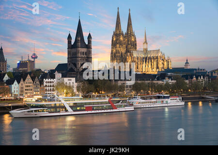 Vue aérienne Cologne sur le Rhin avec bateau de croisière à Cologne, Allemagne. Banque D'Images