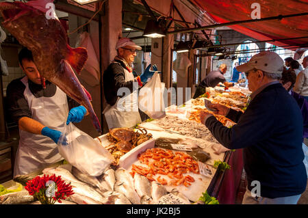 Les gens d'acheter du poisson et des fruits de mer du marché du Rialto, les échoppes de Venise, Italie Banque D'Images