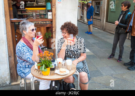 Deux femmes boire un Spritz, une boisson alcoolisée traditionnelle à Venise, Italie Banque D'Images