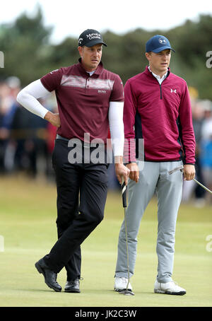 Le Suédois Henrik Stenson (à gauche) et l'USA Jordan Spieth (à droite) au cours de la deuxième journée de l'Open Championship 2017 à Royal Birkdale Golf Club, Southport. Banque D'Images