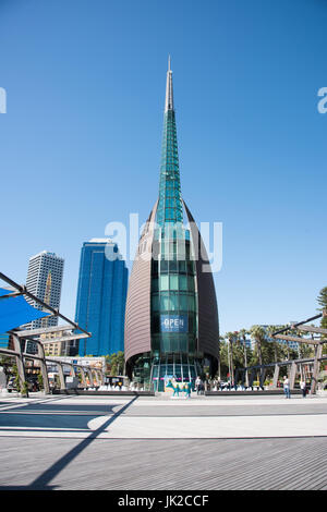 Australia-November,Perth WA,17,2016 : Swan Bell Tower et les touristes à Perth, Australie occidentale. Banque D'Images