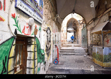 Old street dans le quartier musulman de la vieille ville de Jérusalem Israël Banque D'Images